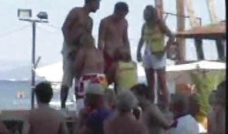 Kecil remaja kontol gede barat pelacur Fucks jari pantatnya kemudian mengambil kontol