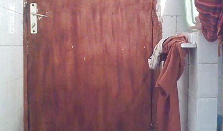 Ramping rambut pirang bermain dengan bokeb tante barat mainan dan membasahi, bagian 2